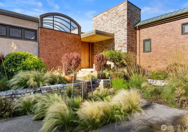 Photo 3 of Single family home for sale at 537 Jackson St, Port Townsend, WA 98368 | MLS# NWM2564910 | Listing updated on 2026-09-23
