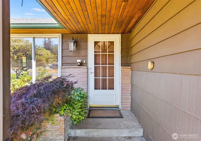 Photo 2 of Sale Pending at 704 Weir St Se, Olympia, WA 98501 | MLS# NWM2564923 | Listing updated on 2026-09-20