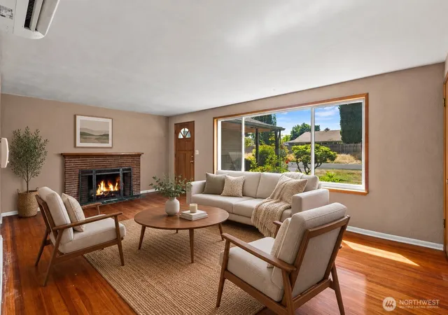 Photo 3 of Sale Pending at 704 Weir St Se, Olympia, WA 98501 | MLS# NWM2564923 | Listing updated on 2026-09-20