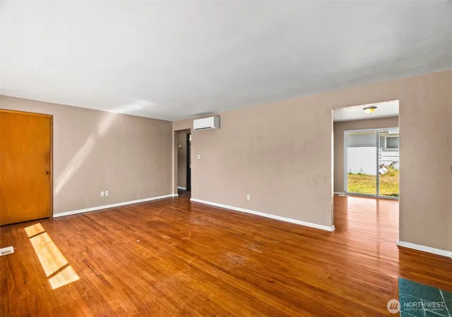 Photo 4 of Sale Pending at 704 Weir St SE, Olympia, WA 98501 | MLS# NWM2564923 | Listing updated on 2026-09-20