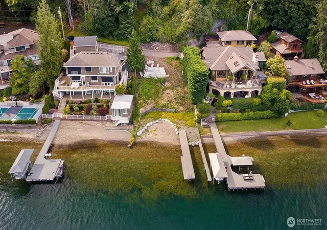 Photo 3 of Sale Pending at 672 W Lake Sammamish Pkwy Ne, Bellevue, WA 98008 | MLS# NWM2565026 | Listing updated on 2026-10-03