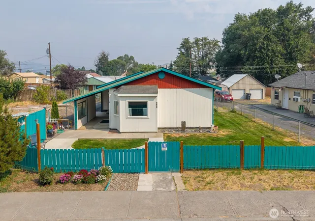 Photo 2 of Single family home for sale at 322 3rd Avenue Se, Soap Lake, WA 98851 | MLS# NWM2565057 | Listing updated on 2026-09-23