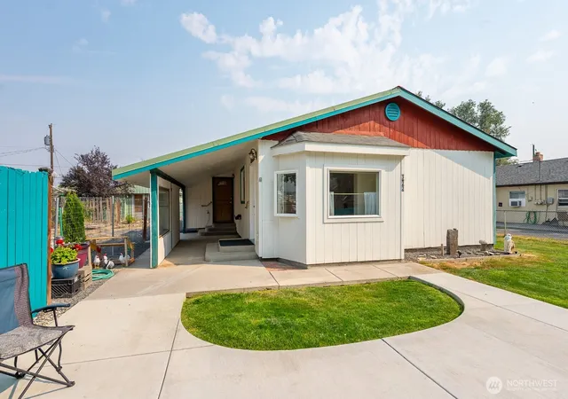 Photo 3 of Single family home for sale at 322 3rd Avenue Se, Soap Lake, WA 98851 | MLS# NWM2565057 | Listing updated on 2026-09-23