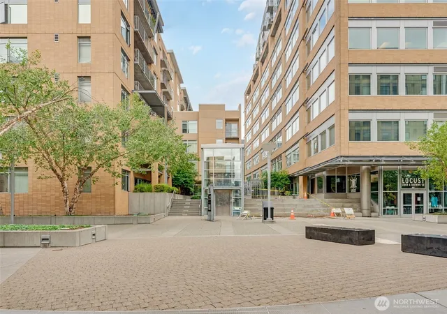 Photo 4 of Condo for sale at 701 Columbia St #414, Vancouver, WA 98660 | MLS# NWM2565092 | Listing updated on 2026-09-24