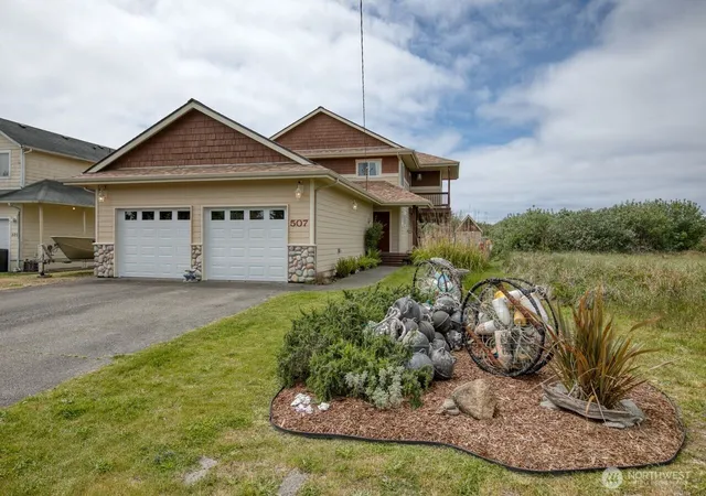 Photo 3 of Single family home for sale at 507 Sand Dune Ave Sw, Ocean Shores, WA 98569 | MLS# NWM2565116 | Listing updated on 2026-09-23