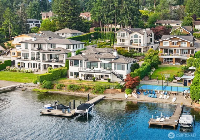 Photo 3 of Single family home for sale at 3246 W Lake Sammamish Pkwy Ne, Redmond, WA 98052 | MLS# NWM2565124 | Listing updated on 2026-10-01