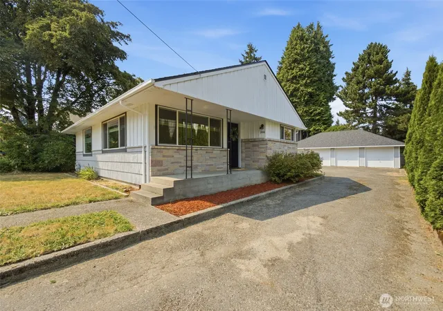 Photo 2 of Single family home for sale at 2016 Dickinson Ave Nw, Olympia, WA 98502 | MLS# NWM2565136 | Listing updated on 2026-09-25