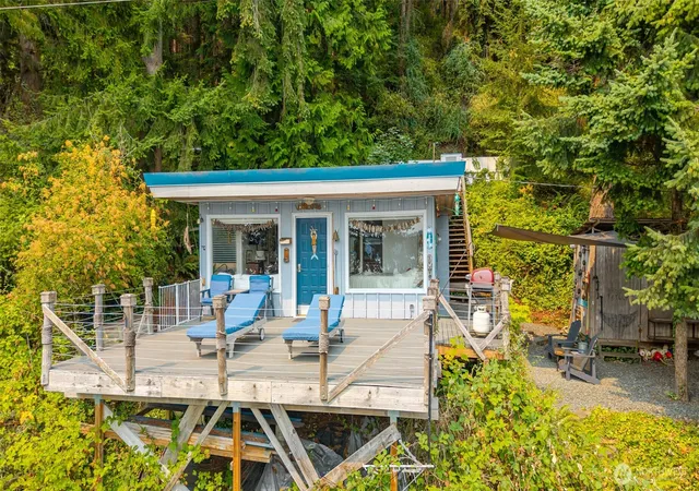 Photo 1 of Single family home for sale at 8343 B Franklin Rd, Clinton, WA 98236 | MLS# NWM2565209 | Listing updated on 2026-09-23