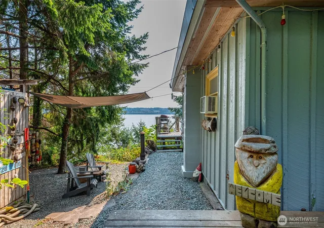 Photo 4 of Single family home for sale at 8343 B Franklin Rd, Clinton, WA 98236 | MLS# NWM2565209 | Listing updated on 2026-09-23