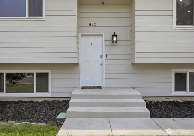 Photo 3 of Single family home for sale at 612 N Conway Pl, Kennewick, WA 99336 | MLS# NWM2565286 | Listing updated on 2026-09-23