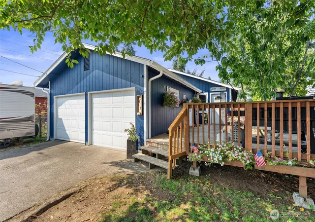 Photo 2 of Single family home for sale at 1710 W Young St, Elma, WA 98541 | MLS# NWM2565293 | Listing updated on 2026-09-23