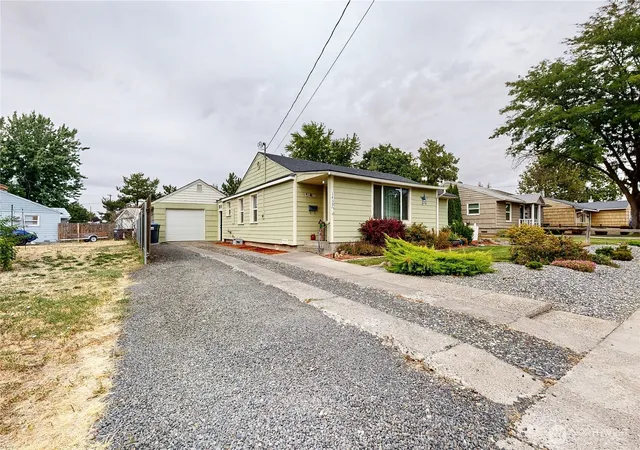 Photo 2 of Sale Pending at 1439 Francis Ave, Walla Walla, WA 99362 | MLS# NWM2565332 | Listing updated on 2026-10-01