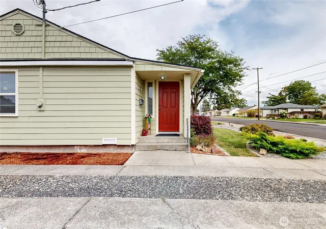 Photo 3 of Sale Pending at 1439 Francis Ave, Walla Walla, WA 99362 | MLS# NWM2565332 | Listing updated on 2026-10-01