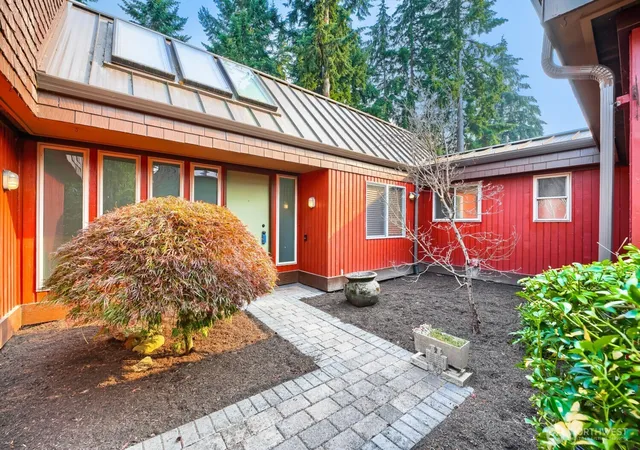 Photo 3 of Sale Pending at 31550 39th Avenue Sw, Federal Way, WA 98023 | MLS# NWM2565446 | Listing updated on 2026-09-25