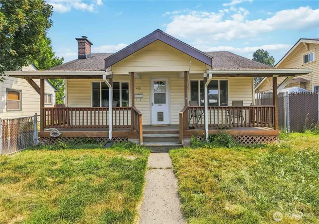 Photo 1 of Single family home for sale at 440 20th Avenue, Longview, WA 98632 | MLS# NWM2565465 | Listing updated on 2026-10-03