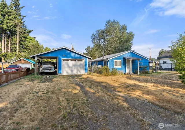 Photo 2 of Sale Pending at 1811 Beach St, Centralia, WA 98531 | MLS# NWM2565467 | Listing updated on 2026-09-29