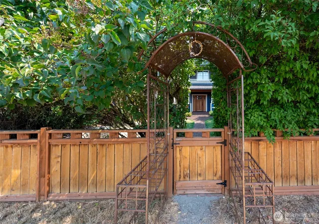 Photo 2 of Single family home for sale at 9556 Phinney Ave N, Seattle, WA 98103 | MLS# NWM2565535 | Listing updated on 2026-09-29