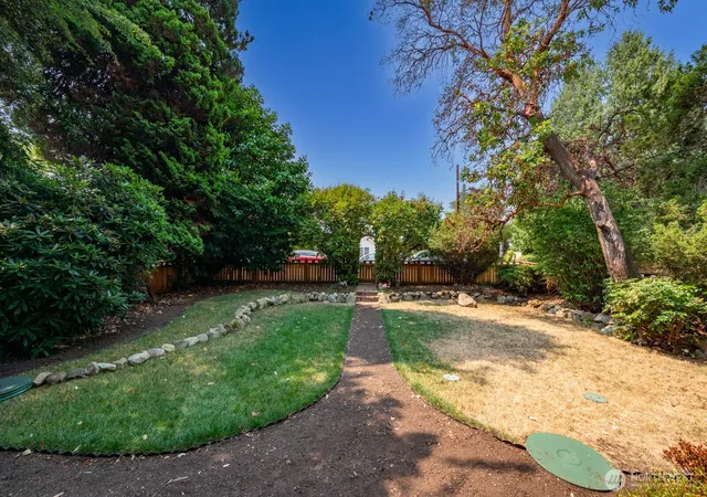 Photo 3 of Single family home for sale at 9556 Phinney Ave N, Seattle, WA 98103 | MLS# NWM2565535 | Listing updated on 2026-09-29