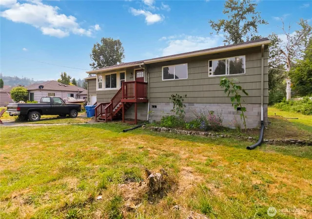 Photo 2 of Single family home for sale at 109 Merritt Dr, Longview, WA 98632 | MLS# NWM2565559 | Listing updated on 2026-09-24