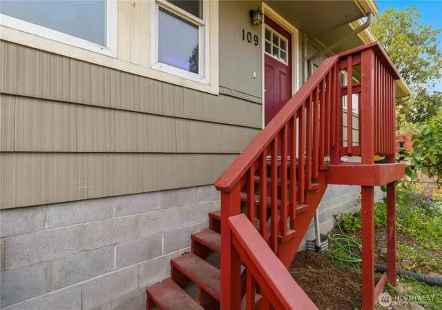 Photo 3 of Single family home for sale at 109 Merritt Dr, Longview, WA 98632 | MLS# NWM2565559 | Listing updated on 2026-09-24