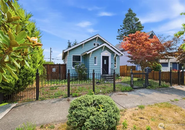 Photo 3 of Sale Pending at 2511 Maple St, Everett, WA 98201 | MLS# NWM2565570 | Listing updated on 2026-09-25