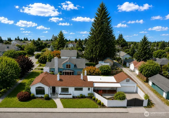 Photo 1 of Single family home for sale at 417 W Hanson St, Centralia, WA 98531 | MLS# NWM2565578 | Listing updated on 2026-09-23