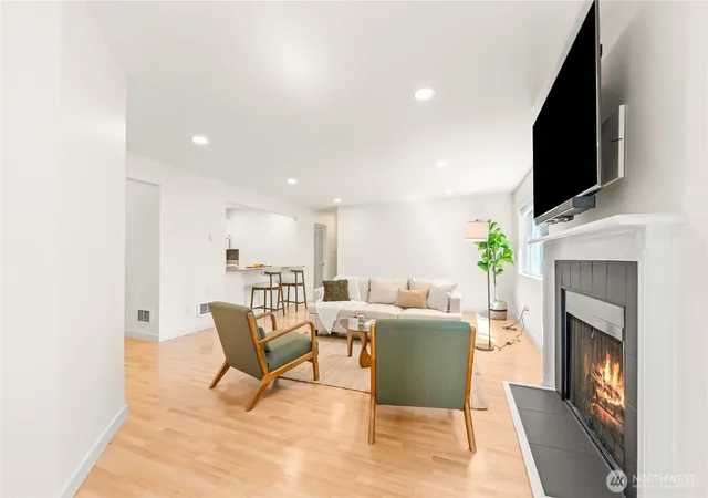 Photo 2 of Condo for sale at 555 Prospect St #1, Seattle, WA 98109 | MLS# NWM2565734 | Listing updated on 2026-09-23