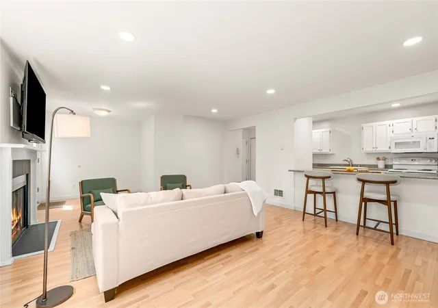Photo 3 of Condo for sale at 555 Prospect St #1, Seattle, WA 98109 | MLS# NWM2565734 | Listing updated on 2026-09-23