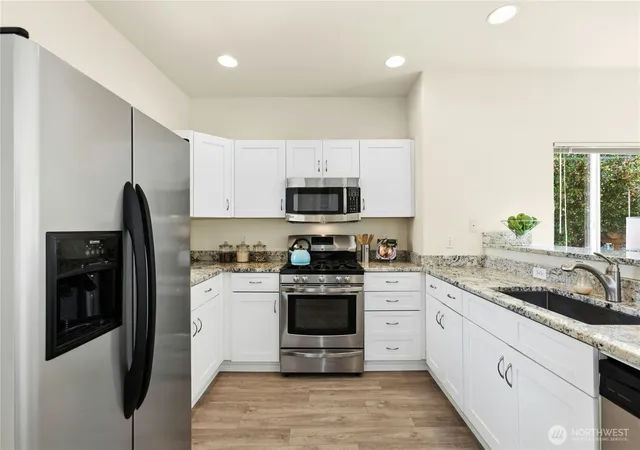Photo 3 of Single family home for sale at 25211 Se 43rd Way, Sammamish, WA 98029 | MLS# NWM2565754 | Listing updated on 2026-09-29