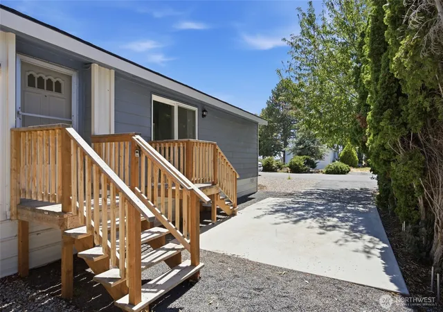 Photo 2 of Manufactured home for sale at 4815 Airway Dr Ne #104, Moses Lake, WA 98837 | MLS# NWM2565806 | Listing updated on 2026-09-23