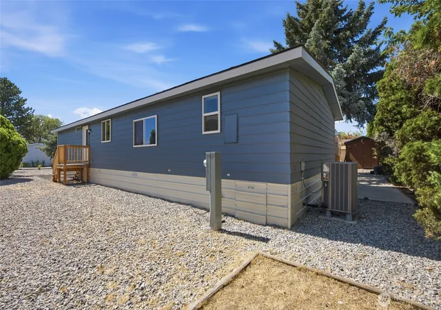 Photo 26 of Manufactured home for sale at 4815 Airway Dr NE #104, Moses Lake, WA 98837 | MLS# NWM2565806 | Listing updated on 2026-09-23
