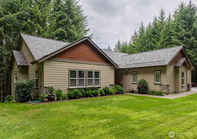 Photo 2 of Single family home for sale at 347 Ferncrest Rd, Longview, WA 98632 | MLS# NWM2565812 | Listing updated on 2026-09-23