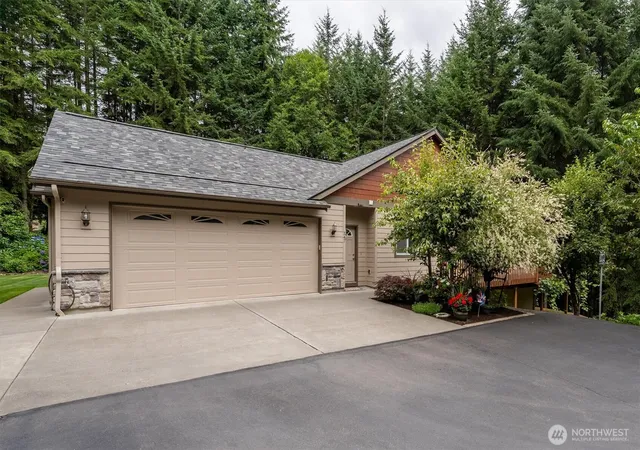 Photo 3 of Single family home for sale at 347 Ferncrest Rd, Longview, WA 98632 | MLS# NWM2565812 | Listing updated on 2026-09-23
