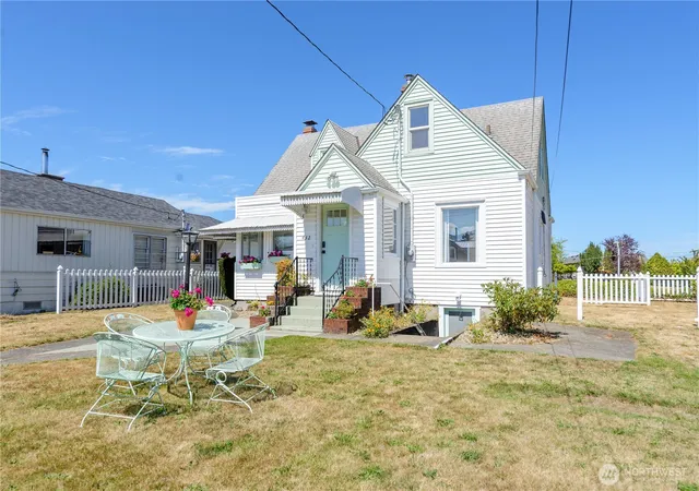 Photo 3 of Single family home for sale at 432 E Front St, Port Angeles, WA 98362 | MLS# NWM2565835 | Listing updated on 2026-09-23
