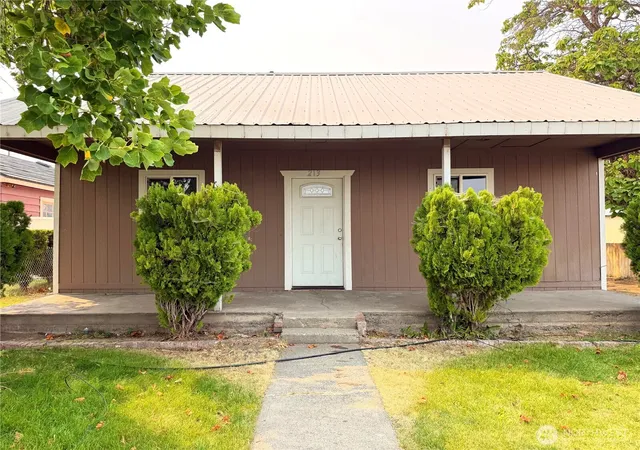 Photo 1 of Single family home for sale at 213 Bridge St S, Brewster, WA 98812 | MLS# NWM2565856 | Listing updated on 2026-09-28