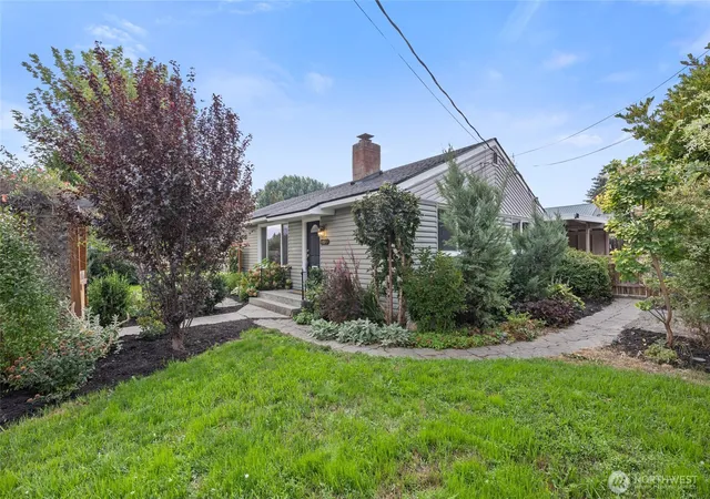 Photo 3 of Sale Pending at 15 Martin Pl, Wenatchee, WA 98801 | MLS# NWM2565866 | Listing updated on 2026-09-25