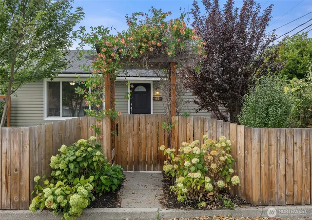 Photo 4 of Sale Pending at 15 Martin Pl, Wenatchee, WA 98801 | MLS# NWM2565866 | Listing updated on 2026-09-25