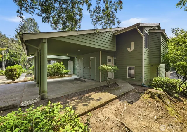 Townhouse for sale at 13229 SE 256th Street #J4, Kent, WA 98042 | MLS# NWM2565869