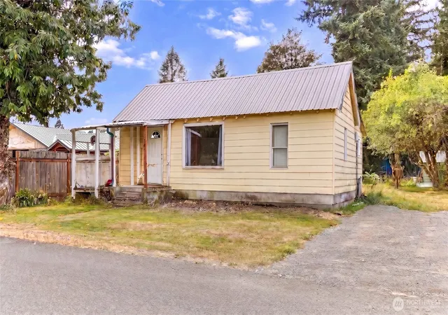 Photo 2 of Single family home for sale at 143 Smith Rd, Packwood, WA 98361 | MLS# NWM2565891 | Listing updated on 2026-09-23