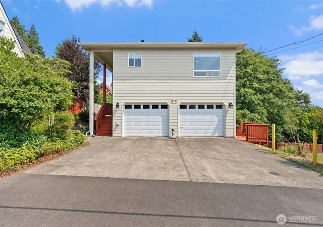 Photo 3 of Single family home for sale at 910 N Thornton, Aberdeen, WA 98520 | MLS# NWM2565925 | Listing updated on 2026-09-29