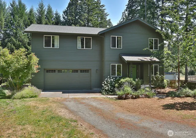 Photo 1 of Single family home for sale at 4194 Moorland Pl, Clinton, WA 98236 | MLS# NWM2566037 | Listing updated on 2026-09-23