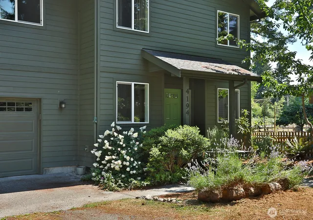Photo 2 of Single family home for sale at 4194 Moorland Pl, Clinton, WA 98236 | MLS# NWM2566037 | Listing updated on 2026-09-23
