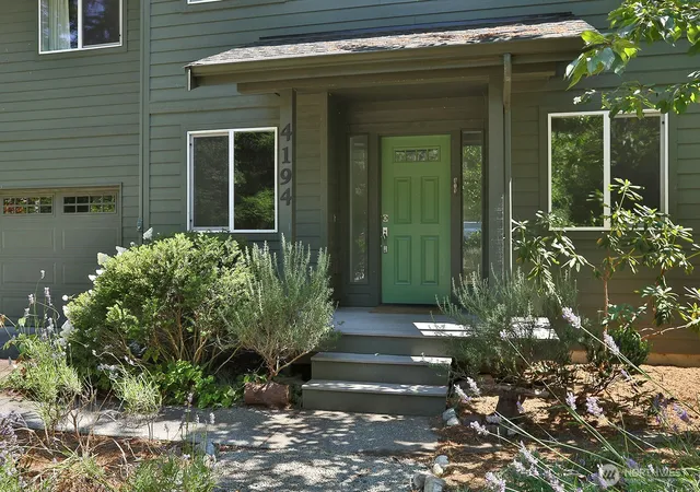 Photo 3 of Single family home for sale at 4194 Moorland Pl, Clinton, WA 98236 | MLS# NWM2566037 | Listing updated on 2026-09-23