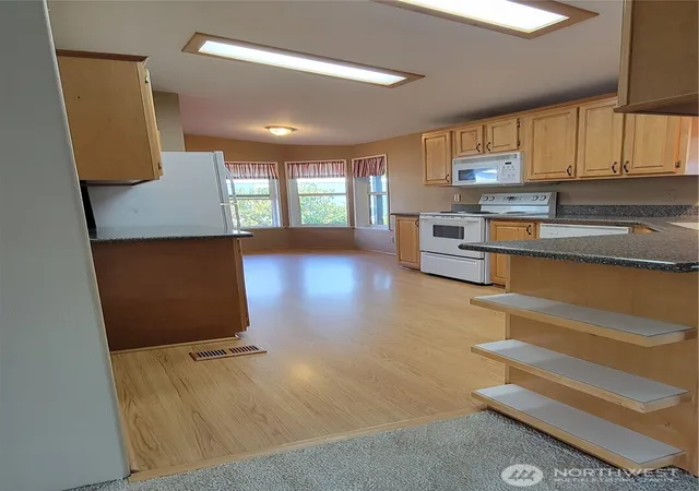 Photo 4 of Manufactured home for sale at 14727 43rd Avenue NE #102, Marysville, WA 98271 | MLS# NWM2566102 | Listing updated on 2026-09-23