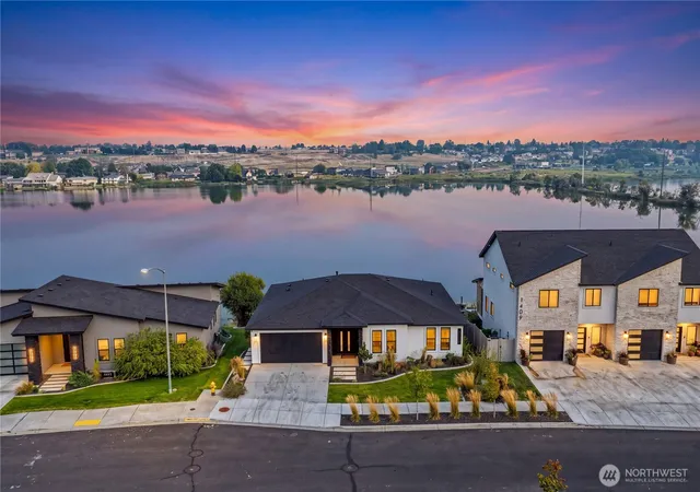 Photo 1 of Single family home for sale at 1405 W Lakeside Dr, Moses Lake, WA 98837 | MLS# NWM2566190 | Listing updated on 2026-10-03