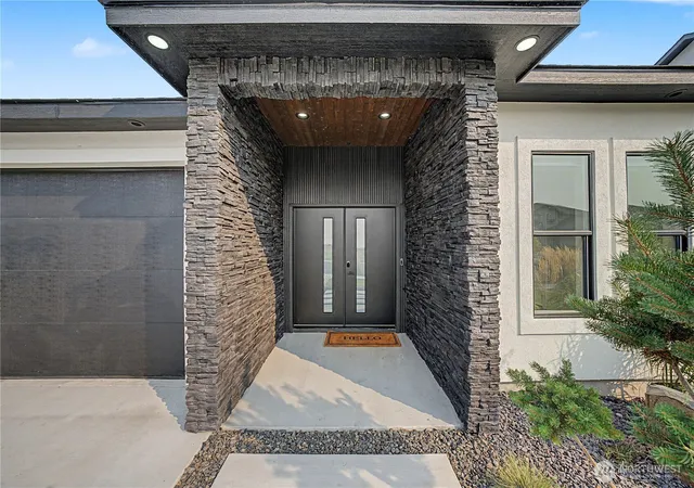 Photo 3 of Single family home for sale at 1405 W Lakeside Dr, Moses Lake, WA 98837 | MLS# NWM2566190 | Listing updated on 2026-10-03