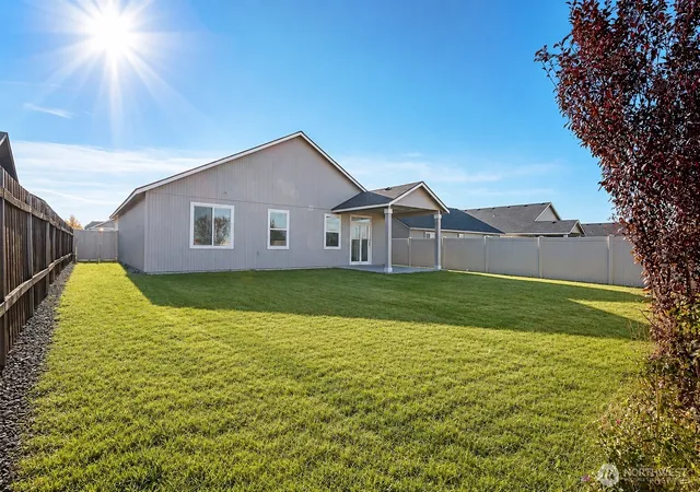 Photo 2 of Single family home for sale at 1344 E Nen Dr, Moses Lake, WA 98837 | MLS# NWM2566289 | Listing updated on 2026-09-25