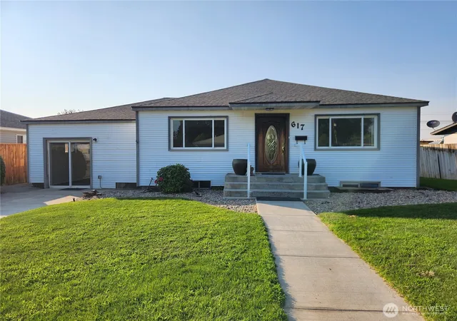Photo 2 of Single family home for sale at 617 Se G St, Quincy, WA 98848 | MLS# NWM2566429 | Listing updated on 2026-09-23