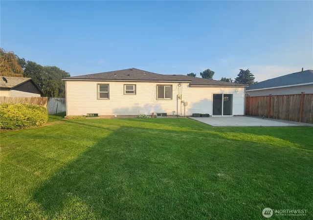 Photo 3 of Single family home for sale at 617 Se G St, Quincy, WA 98848 | MLS# NWM2566429 | Listing updated on 2026-09-23