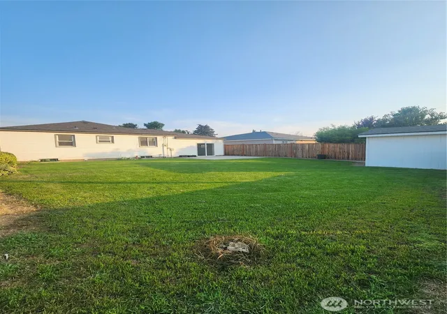 Photo 3 of Single family home for sale at 617 SE G St, Quincy, WA 98848 | MLS# NWM2566429 | Listing updated on 2026-09-23